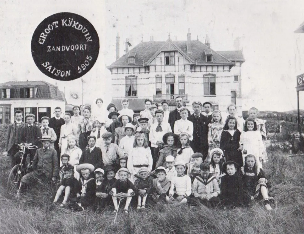 Escher in Kijkduin 1905, bottom row, 2nd from left. Escher in Kijkduin 1905, bottom row, 2nd from left.