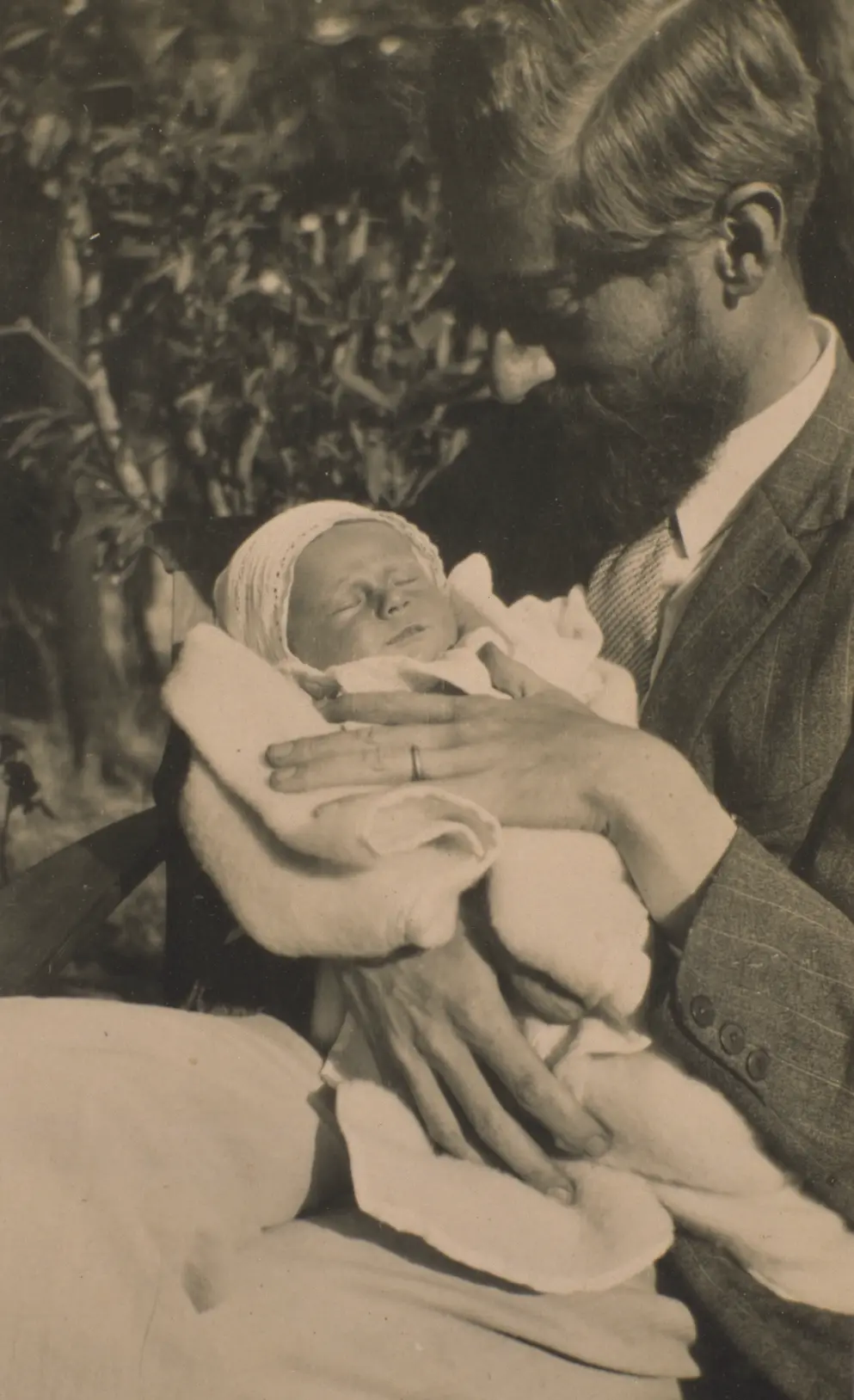 MC Escher with young George, 1926, Image Collection Gemeentemuseum Den Haag.